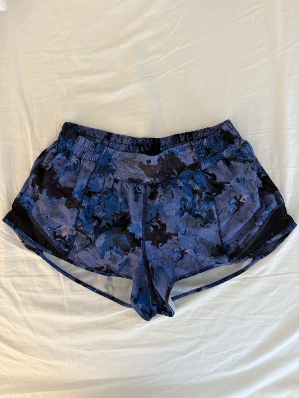 Lululemon HottyHot 2” low rise shorts